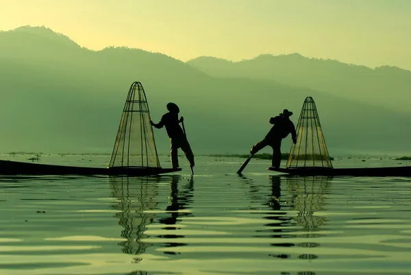 アクションのときに釣り、ミャンマーのインレー湖の漁師 — ストック写真