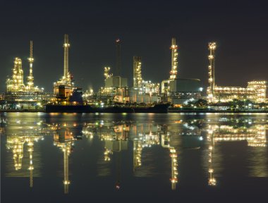Petrol ve gaz rafineri alacakaranlıkta - Petrokimya fabrikası