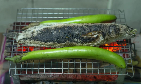 Grilování ryb s lilek na grilu — Stock fotografie