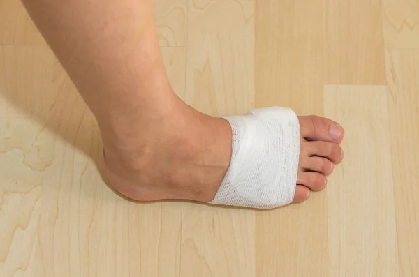 Белая медицинская повязка на травме ноги — стоковое фото