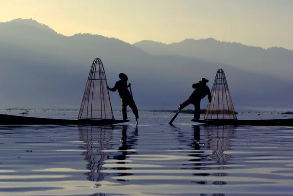 Rybak inle Lake w akcji podczas połowów, myanmar — Zdjęcie stockowe