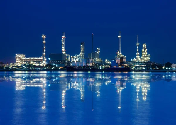 Oil and gas refinery at twilight - Petrochemical factory — Stock Photo, Image