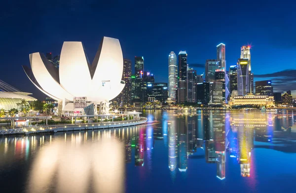 Ciudad de Singapur horizonte en la hora del crepúsculo —  Fotos de Stock