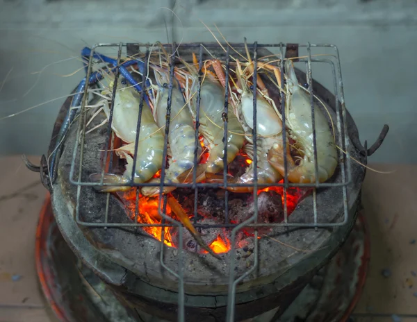 Grillade räkor på grillen — Stockfoto