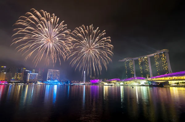 SINGAPUR - 7 DE JULIO: Fuegos artificiales sobre Marina Bay durante Singapur N —  Fotos de Stock