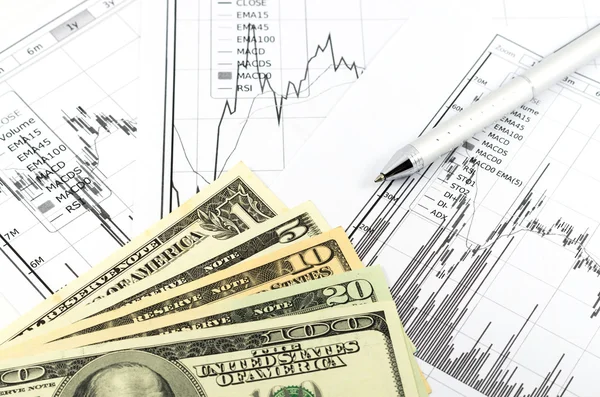 Отчет по фондовому графику с ручкой и долларовыми деньгами для бизнеса — стоковое фото
