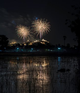 çok renkli fireworks gece sahne buddha Tapınağı, thailan üzerinde