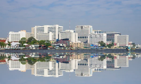 Cidade de Banguecoque lado do rio ao meio-dia, Tailândia — Fotografia de Stock