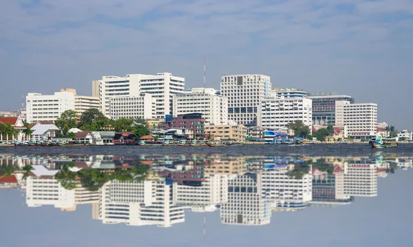 正午、タイ側のバンコク都市景観川 — ストック写真