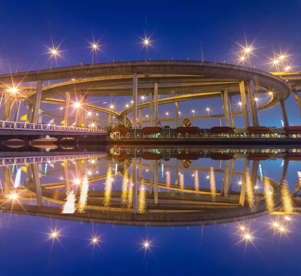 El puente de Bhumibol con el río en el crepúsculo, Bangkok, Tailandia — Foto de Stock