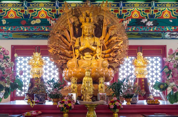 Zlatá druhů dřeva sochu Kuan Yin rukama 1000 — Stock fotografie
