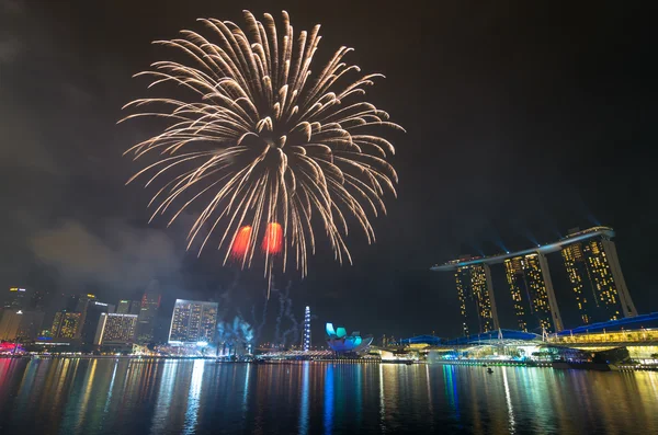 SINGAPORE - JULY 7: Fireworks over Marina Bay during Singapore N — Stock Photo, Image
