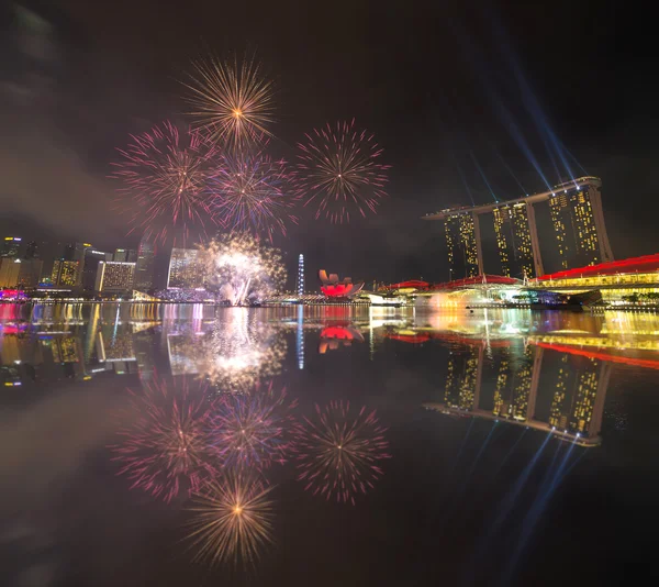 SINGAPUR - 7 DE JULIO: Fuegos artificiales sobre Marina Bay durante Singapur N —  Fotos de Stock