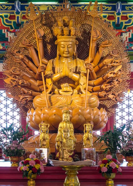 Fechar a estátua de madeira dourada de Guan Yin com 1000 mãos — Fotografia de Stock