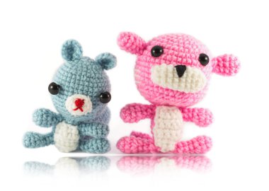 el yapımı, tığ işi pembe Kaplan ve rakun bebek beyaz zemin üzerine