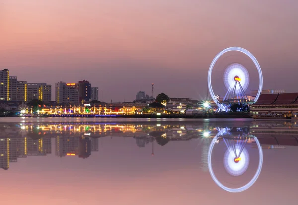 Ferris wheel river side at twilight time on Bangkok cityscape — Stock Photo, Image