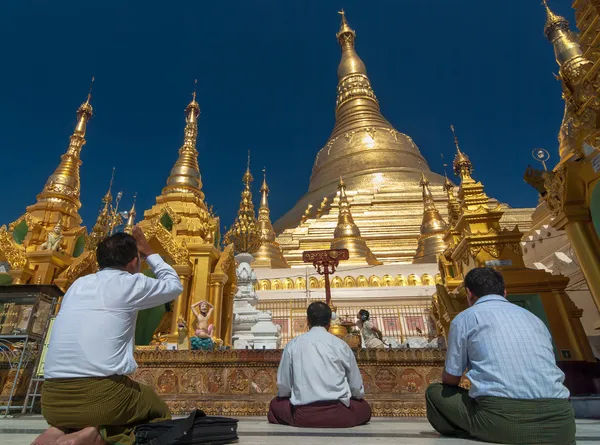 ヤンゴン、ミャンマー - 12 月 30: 未定義の仏教祈り、shwedag で — ストック写真