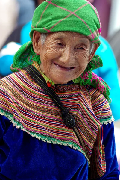 BAC HA, VIETNAM - SEP 12:Unidentified old woman of the flower H' — 图库照片