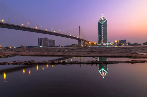 Die rama nine brücke mit stadtbild in der dämmerung, bangkok, thailand — Stockfoto