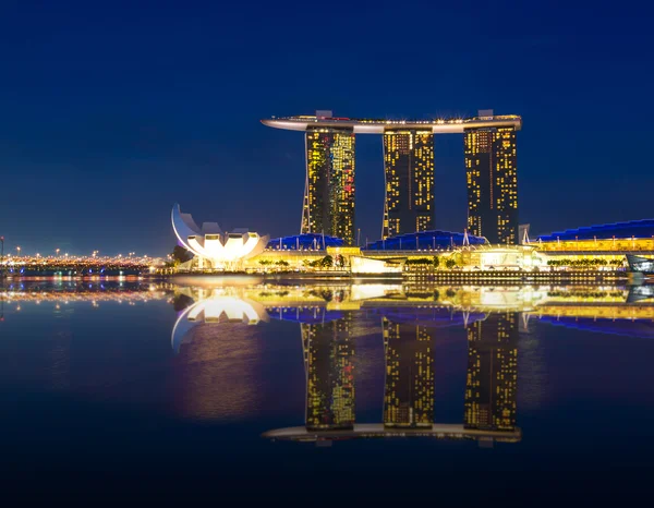 SINGAPORE - JULY 5 : Marina Bay Sands with Lotus Architecture ar — Stock Photo, Image