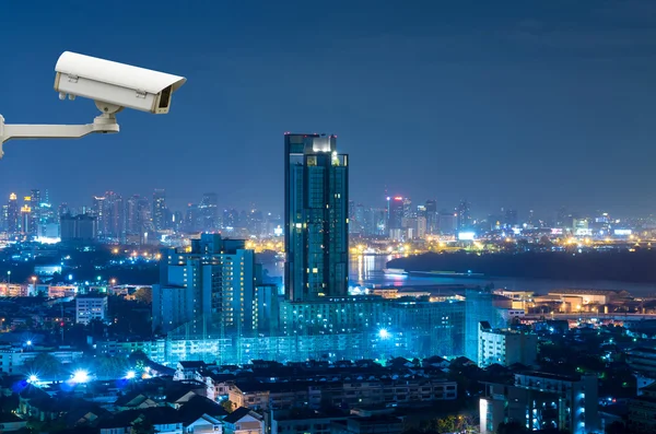 Câmera de segurança monitorando a paisagem urbana de Bangkok no crepúsculo, bl — Fotografia de Stock
