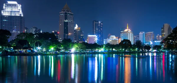 Cityscape met reflectie uitzicht in het park op twilight moment. — Stockfoto