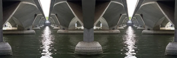 Sous un pont en béton avec les eaux de la rivière . — Photo