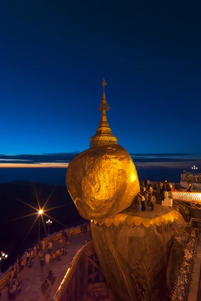 Zlatá skála za soumraku se modlí lidé, kyaikhtiyo pagoda, — Stock fotografie