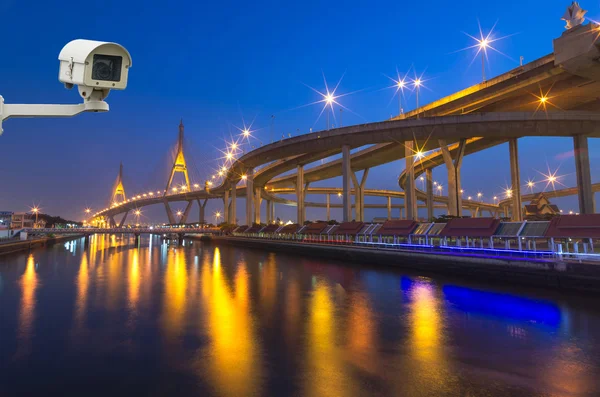 Caméra de sécurité surveillant le pont Bhumibol avec rivière à twi — Photo