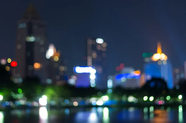 Cityscape bokeh, wazig foto, stadsgezicht uitzicht op de rivier in schemerlicht — Stockfoto