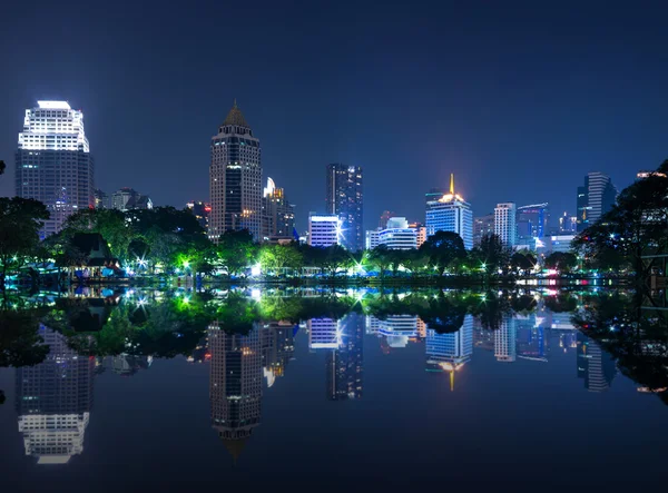 Cityscape weerspiegelen met uitzicht op het meer in het park op twilight moment. — Stockfoto