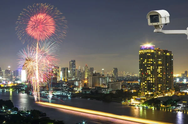 Caméra de sécurité surveillant les feux d'artifice avec paysage urbain bangthe — Photo