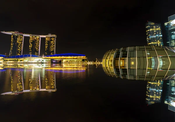 Marina Bay sabbia che è uno dei paesaggi della città di Singapore Edificio moderno intorno Marina Bay — Foto Stock