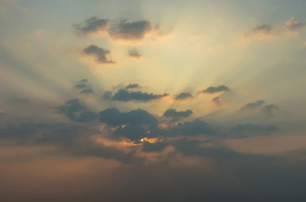 Sonnenstrahlen durch Wolken — Stockfoto