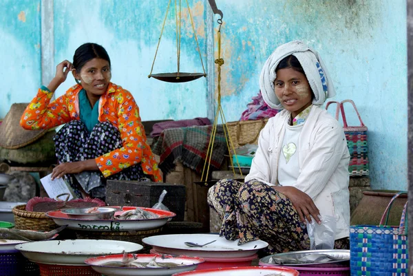 Bagan, myanmar - 4. Januar: zwei Fischhändler verkaufen frischen Fisch — Stockfoto