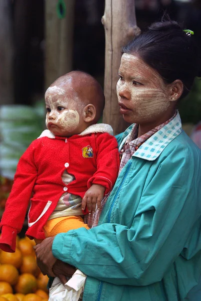 蒲甘、 曼德勒-1 月 4 日： 缅甸的妇女带着孩子在 tr — 图库照片