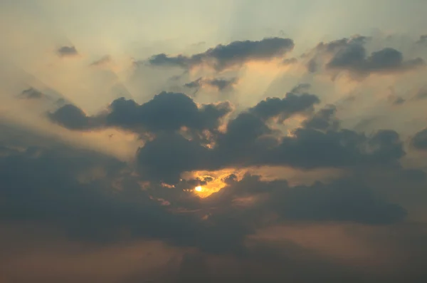 Licht und Wolken bei Sonnenuntergang am Himmel — Stockfoto