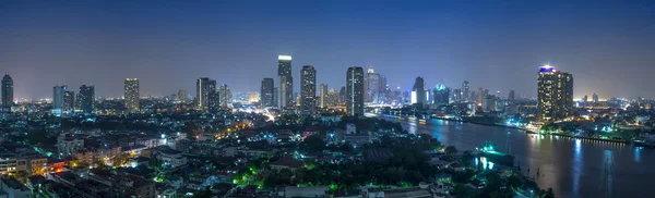 Panorama Bangkok ciudad paisaje ribereño al atardecer en Bangkok, Tailandia — Foto de Stock