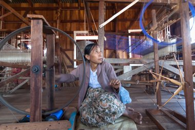 kimliği belirsiz bir kadın yöntemi ve makine geleneksel ipek kumaş dokuma