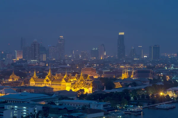 Gran palacio en el crepúsculo desde la vista superior en Bangkok, Tailandia —  Fotos de Stock