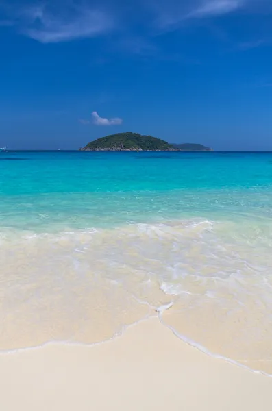 Sunshine tropical Scene Beach, Tachai island, Tailandia — Foto de Stock