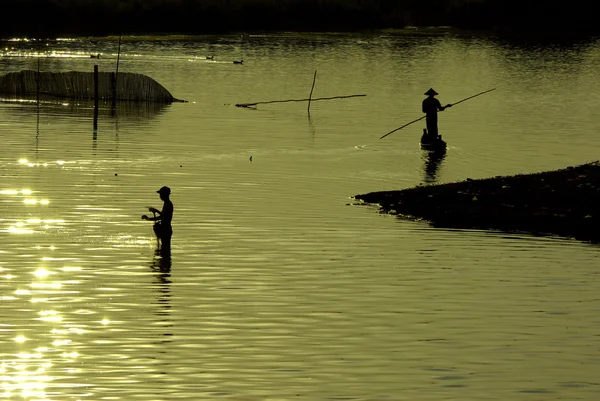 Tradiční rybolov při západu slunce, u ben mostu, mandalay, myanm — Stock fotografie