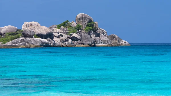 Ähnliche Inseln, schöner Blick auf den Felsen, Thailand — Stockfoto