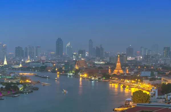 Bangkok cityscape river side at twilight which close up wat arun — Stock Photo, Image