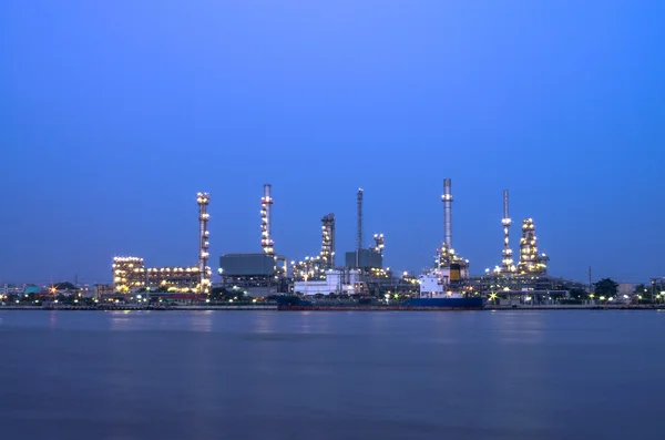 Refinaria de petróleo e gás no crepúsculo - Fábrica petroquímica — Fotografia de Stock