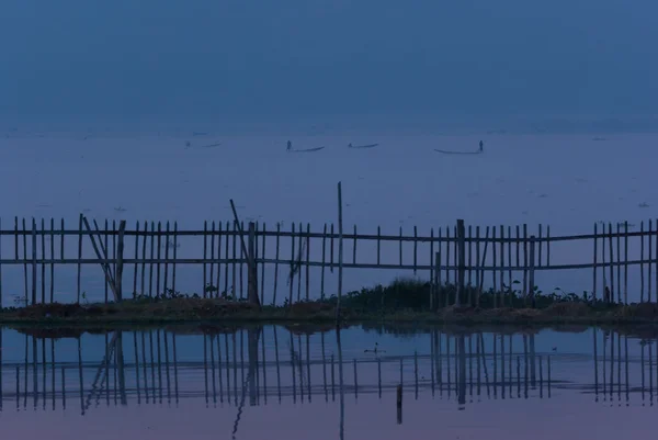 Pescador de Inle Lake en la mañana cuando la pesca, Myanmar —  Fotos de Stock