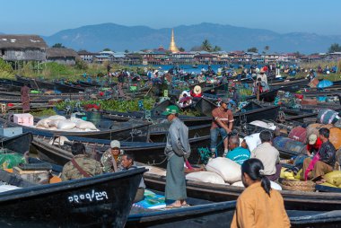 Inle, myanmar - Aralık 31: Yerel pazara pagoda deneyimliyim 31 Aralık 2010 Inle, myanmar ünlü gölün ortasında kalabalık turist satır teknelerle ve Birmanya.