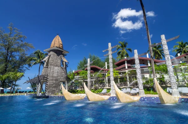 KHAOLAK, THAÏLANDE - NOV 3 : Architecture extérieure avec piscine du SENTIDO Graceland Khao Lak Resort & Spa.is situé à 90 kilomètres au nord de Phuket, le 3 Novembre 2013 à Khaolak, Thaïlande — Photo