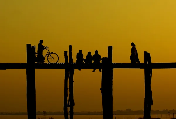 Zachód słońca na most u-ben z myanmar ludzi, amarapura, mandalay, — Zdjęcie stockowe