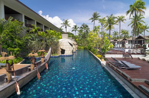 KHAOLAK, THAILAND - OCT 31: Arquitetura exterior com piscina do SENTIDO Graceland Khao Lak Resort & Spa.is localizado a 90 km ao norte de Phuket, em 31 de outubro de 2013 em Khaolak, Tailândia — Fotografia de Stock